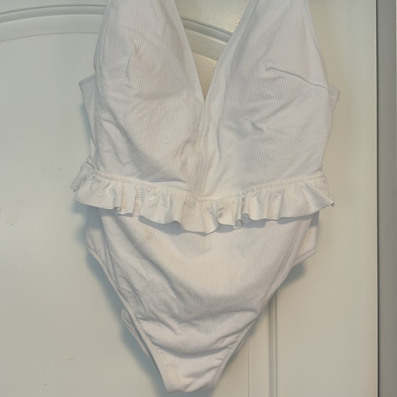 NWT Jessica Simpson White V-Neck Ruffle-Waist Textured 1 Piece Swimsuit XL - Picture 4 of 7